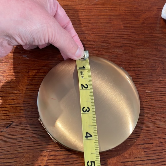 Vintage gold pressed powder compact with mirror - Picture 5 of 5